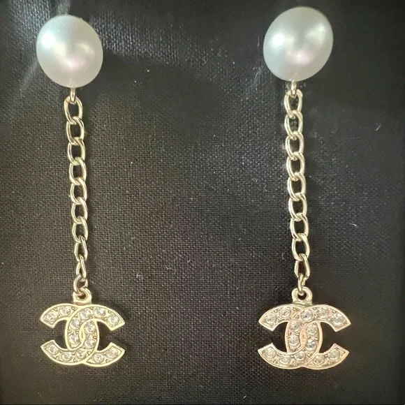 CHANEL CC Logo Dangling Gold Earrings w/Pearl & Crystals Fall 2020 - Picture 3 of 6